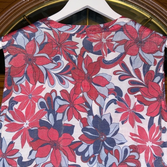 NWT! Como Vintage Floral Print Crochet Detail Notched V-Neckline Sleeveless Top - Picture 15 of 15